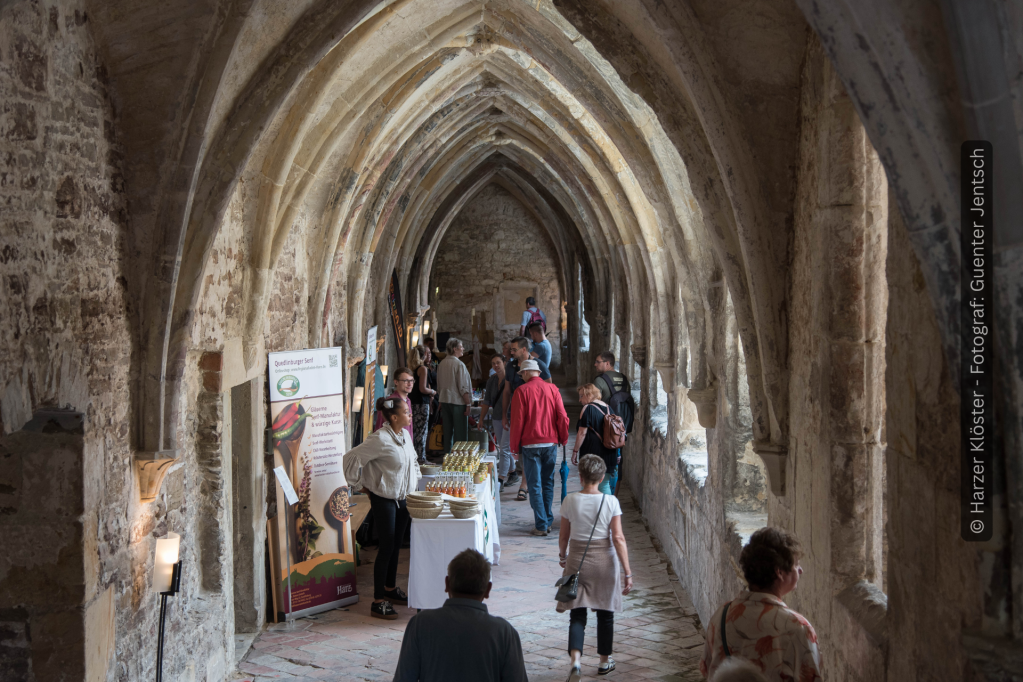 Klosterfest im Kreuzgang des Klosters Michaelstein mit Marktständen und Besuchern Besucher beim Klosterfest im mittelalterlichen Kreuzgang des Klosters Michaelstein mit regionalen Produkten und Infoständen