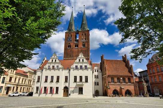 Blick über den Marktplatz von Stendal auf das Rathaus und den Dom