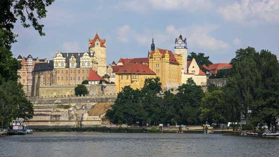 Schloss Bernburg oberhalb der Saale mit Blick auf die historische Schlossanlage