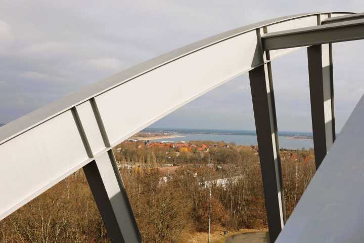 Aussicht durch die Stahlkonstruktion des Bitterfelder Bogens auf die Goitzsche bei Bitterfeld-Wolfen