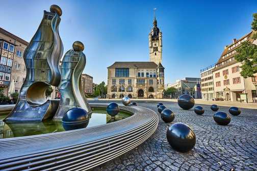 Marktplatz Dessau mit Rathaus und Brunnen