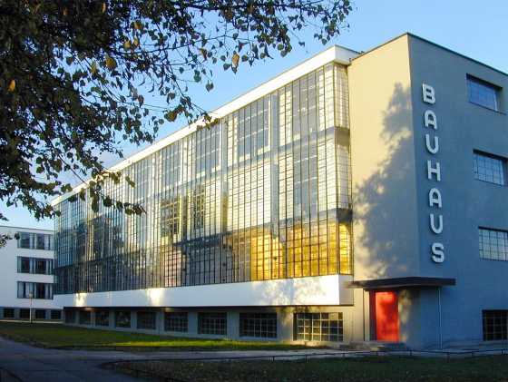 Bauhausgebäude in Dessau mit Glasfassade und Schriftzug Bauhaus