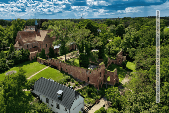 Luftaufnahme der Klosterkirche und Klosterruinen in Arendsee, Altmark, Sachsen-Anhalt