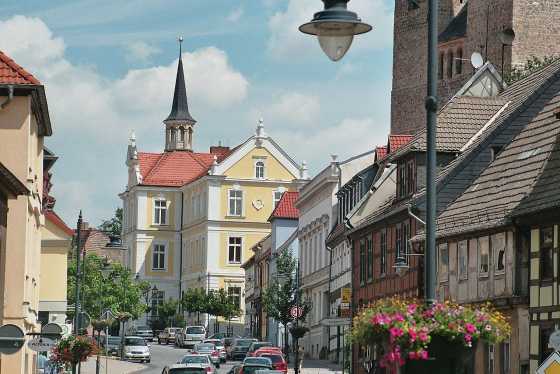 Burg - Breiter Weg mit Rathaus
