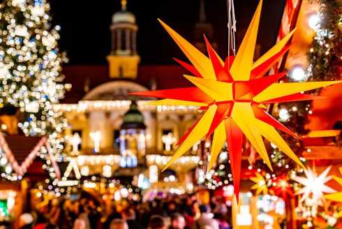 beleuchteter Weihnachtsmarkt in Magdeburg