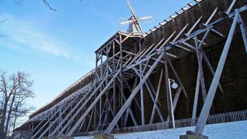 Historisches Gradierwerk in Bad Salzelmen bei Schönebeck im Winter