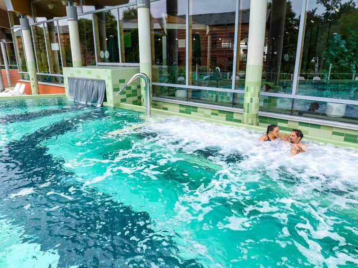 Badebereich im Solequell Bad Salzelmen in Schönebeck mit Massagedüsen