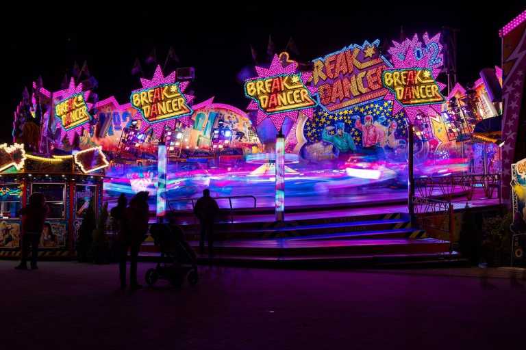 Beleuchtetes Fahrgeschäft Breakdancer auf dem Festplatz bei Nacht