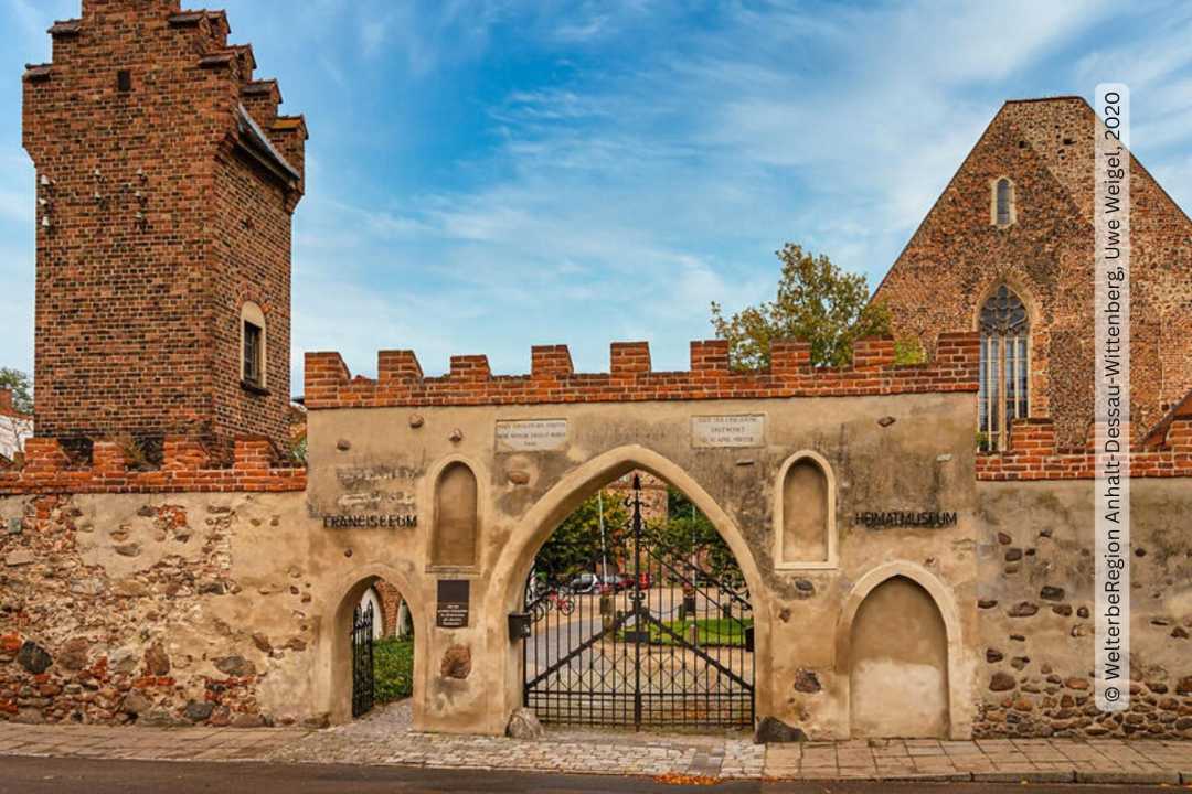 Außenansicht Francisceum - Blick auf das schmiedeeiserne Tor und Mauer