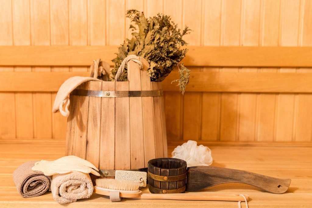 Saunazubehör auf einer Bank in der Sauna, Bürste, Handtücher, Zuber