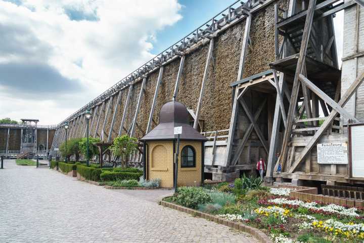 Gradierwerk im Kurpark von Bad Dürrenberg