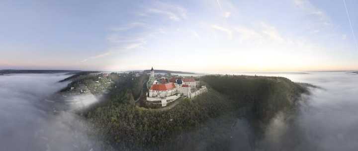 Luftaufnahme Neuenburg mit Wolken
