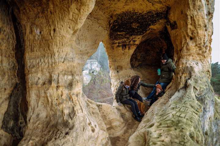Besucher in einer höhlenartigen Sandsteinformation der Klusfelsen bei Halberstadt