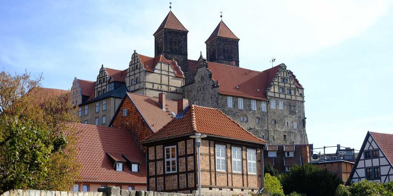 Schlossberg in Quedlinburg mit Stiftskirche St. Servatii und historischen Fachwerkhäusern