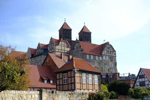 Schlossberg in Quedlinburg mit Stiftskirche St. Servatii und historischen Fachwerkhäusern