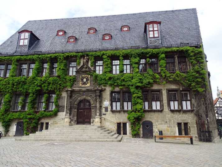 Historisches Rathaus von Quedlinburg mit begrünter Fassade