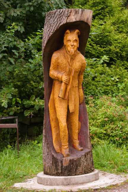 Geschnitzte Teufelsfigur auf dem Hexentanzplatz bei Thale