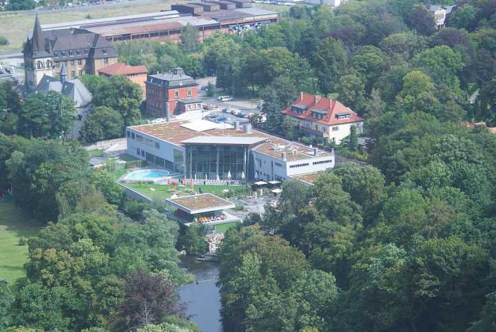 Blick aus der Kabinenbahn auf die Bodetal Therme in Thale