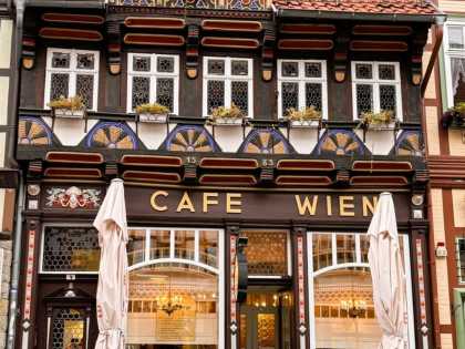 Historische Fachwerkfassade des Café Wien in Wernigerode