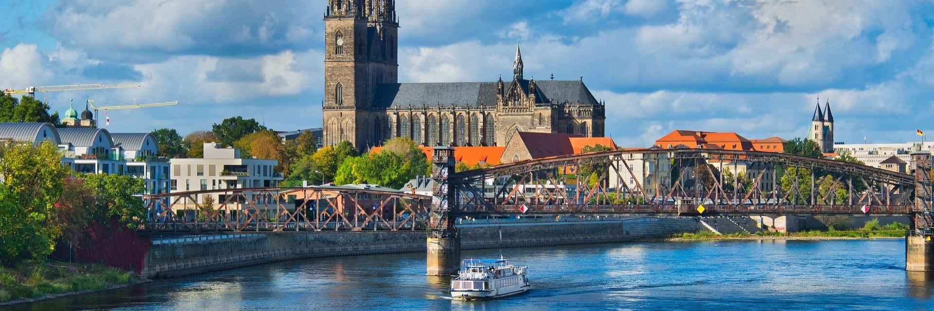 Blick auf Magdeburg mit Elbe und Ausflugsdampfer