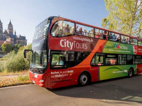 Der rote Doppeldeckerbus auf Stadtrundfahrt durch Magdeburg
