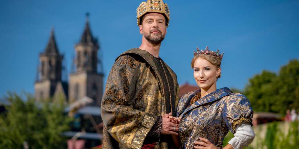 Darsteller in prächtigen Gewändern als Kaiser Otto der Große und Königin Editha vor dem Magdeburger Dom – Impression vom Kaiser-Otto-Fest
