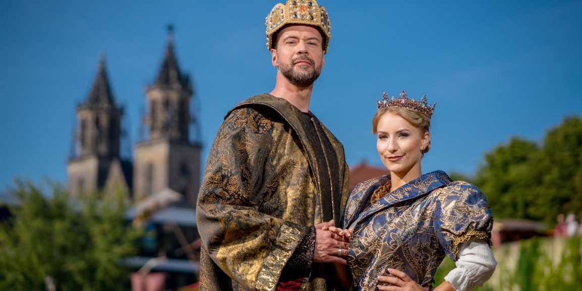 Darsteller in prächtigen Gewändern als Kaiser Otto der Große und Königin Editha vor dem Magdeburger Dom – Impression vom Kaiser-Otto-Fest