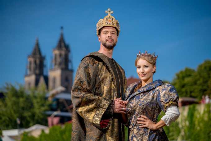 Darsteller in prächtigen Gewändern als Kaiser Otto der Große und Königin Editha vor dem Magdeburger Dom – Impression vom Kaiser-Otto-Fest