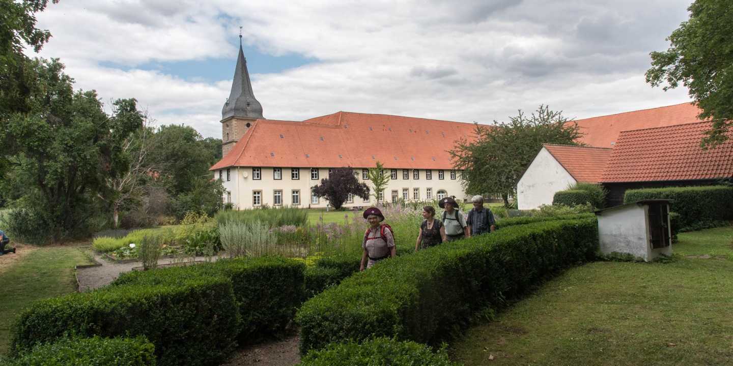 Pilgergruppe-im-Klostergarten-Woeltingerode-Foto-Guenter-Jentsch-Rechte-Harzer-Kl