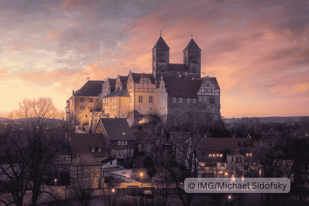 Der Schlossberg Quedlinburg bei Sonnenuntergang im Winter