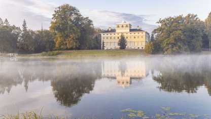 Schloss Wörlitz am Wörlitzer See im Herbst mit Spiegelung im Wasser