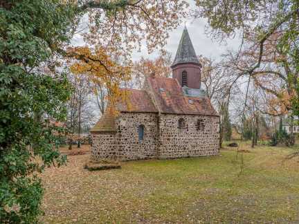 Feldsteinkirche im Gutspark Altjeßnitz
