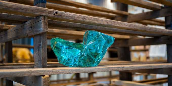 Ausstellungsansicht - Regal mit Glasgegenstand