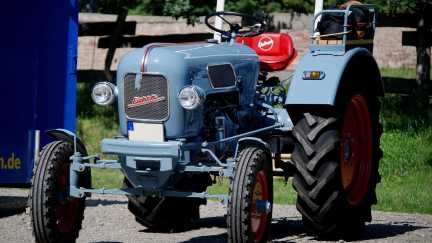 Klassischer Traktor beim Historischen Erntefest in Bernburg-Strenzfeld – Teil der Traktorenparade mit historischen Landmaschinen