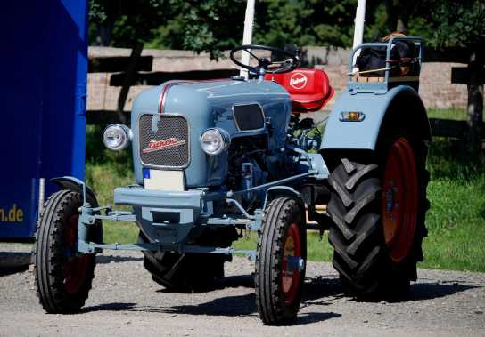 Klassischer Traktor beim Historischen Erntefest in Bernburg-Strenzfeld – Teil der Traktorenparade mit historischen Landmaschinen