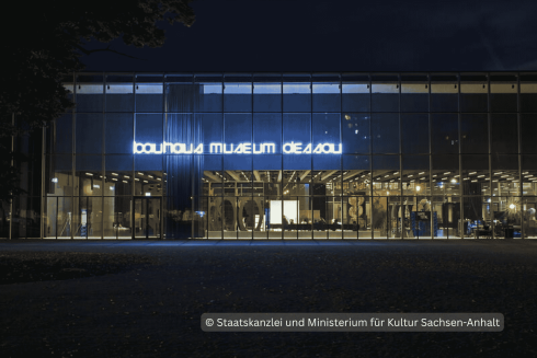 Das beleuchtete Bauhausmuseum Dessau bei Nacht