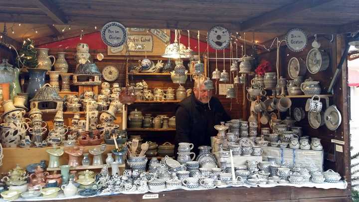 Stand auf dem Weihnachtsmarkt mit Keramik